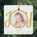 Babyname Birth Stats Foto Keepake Keramikornament<br><div class="desc">Dieses niedliche Baby's Birth Stats Weihnachtsschmuck Foto ist mit dem Wort JOY in Gold, stilvolle Schrift Typografie auf einem weißen Hintergrund dekoriert. Einfache Anpassung an Ihr Foto, Ihren Namen und Ihre Geburtsdaten.</div>