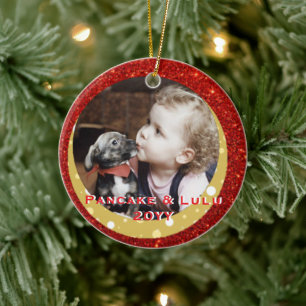 Baby's 1. Weihnachtsfoto mit Haustier Rot und Gold Keramik Ornament