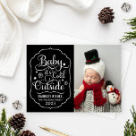 Baby's Cold Outside Black Script Foto Feiertagskarte<br><div class="desc">"Baby it's Cold Outside" Weihnachtsgrüße-Kartendesign-Vorlage verfügt über einen modernen,  weißen Script-Schriftart mit Schneeflocke und Sternakzenten in einem dekorativen Rahmen mit individuellem personalisierten "Warmwünschungstext". Der schwarze Hintergrund kann geändert werden. Design ist perfekt für Familien,  die das erste Weihnachtsfest ihres Neugeborenen feiern!</div>