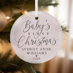 Babys erster Weihnachtsweihnachtsbummel Individuel Ornament Aus Glas<br><div class="desc">Spezielle Sake-Ornament zum Gedenken an die erste Weihnachtszeit des Babys. Das Design zeichnet sich durch ein schlichtes minimales Design aus. "Baby's First Christmas" wird in elegantem Skript und Serif-Text-Pairing dargestellt. Personalisieren Sie mit dem Namen des Babys und dem Jahr. Ein einfacher weißer Rahmen und eine Hintergrundfarbe können Sie einfach ändern,...</div>