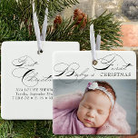Babys erstes Weihnachtsfest-Foto Elegante Kalligra Keramikornament<br><div class="desc">Baby's First Christmas Foto Verzierung,  die Sie mit Ihrem Lieblings-Foto personalisieren können und benutzerdefinierte Formulierungen auf der Rückseite. Elegantes typografisches Design,  geprägt von Baby's First Christmas in Wirbler Kalligraphie und klassischem Druck.</div>