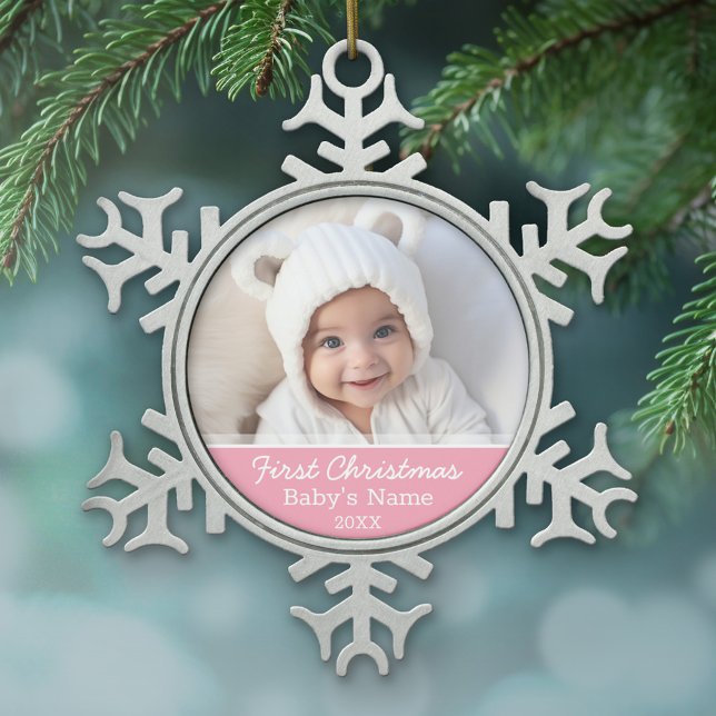 Babys erstes Weihnachtsgebäck Foto Rosa Girl Hinte Schneeflocken Zinn-Ornament (Baby's First Christmas Ornament with a cute photo and light pink accents)