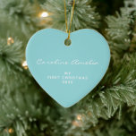 Baby's First Christmas 2022 Personalisiert Aqua Bl Keramik Ornament<br><div class="desc">Erinnern Sie sich an das erste Weihnachtsfest Ihres Babys mit diesem modernen minimalistischen Typografie-Ornament in Aquablau,  personalisiert mit dem Namen Ihres Kindes. Tolle Geschenkidee.</div>