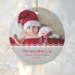 Baby's First Christmas 2023 Foto Red Gray Keramik Ornament<br><div class="desc">Feiern Sie das erste Weihnachtsfest Ihres Babys mit diesem niedlichen Ornament mit einer Reihe von weißen Schneeflocken und rotem Text auf grauem Hintergrund. Personalisieren Sie es mit dem Foto und dem Namen des Babys in einem spielerischen Schriftart.</div>