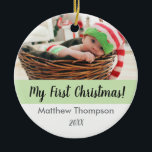 Baby's First Christmas, Custom Foto Ornament<br><div class="desc">Das erste Weihnachtsfest des Babys erinnern Sie sich wirklich. Mit einem Keepake-Ornament wie diesem,  das Jahr für Jahr auf Ihren Baum gelegt werden kann. Es wird ein wertvolles Geschenk. Personalisieren Sie dies,  indem Sie den Namen und das Jahr,  auch die Hintergrundfarbe.</div>