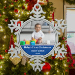Baby's First Christmas Custom Foto Ornament<br><div class="desc">Erleben Sie das Wunder der ersten festlichen Jahreszeit Ihres Kleinen mit unserem bezaubernden "Baby's First Christmas unique Ornament". Jedes Ornament ist so konzipiert, dass es diese wertvollen Momente erleben kann, und zeigt eine herzliche künstlerische Wiedergabe der Winterfreuden mit dem Foto Ihres Babys auf der anderen Seite. Bewundern Sie Ihren Weihnachtsbaum...</div>