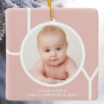 Baby's First Christmas Custom Foto Rose Gold Keramikornament<br><div class="desc">Dieses stilvolle Keepake Baby's First Christmas Foto Ornament ist mit dem Wort JOY in weißer Typografie auf einer Rose goldfarben Hintergrund dekoriert. Einfach mit Foto,  Name und Jahr anpassbar.</div>
