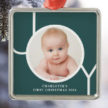 Baby's First Christmas Custom Green Foto Ornament Aus Metall<br><div class="desc">Dieses stilvolle Keepake Baby's First Christmas Foto Ornament ist mit dem Wort JOY in weißer Typografie auf einem grünen Hintergrund dekoriert. Einfach mit Foto,  Name und Jahr anpassbar.</div>