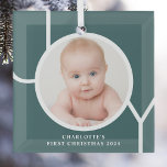 Baby's First Christmas Custom Keepake Foto Green Ornament Aus Glas<br><div class="desc">Dieses stilvolle Keepake Baby's First Christmas Foto Ornament ist mit dem Wort JOY in weißer Typografie auf einem grünen Hintergrund dekoriert. Einfach mit Foto,  Name und Jahr anpassbar.</div>