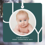Baby's First Christmas Custom Keepake Foto Green Ornament Aus Metall<br><div class="desc">Dieses stilvolle Keepake Baby's First Christmas Foto Ornament ist mit dem Wort JOY in weißer Typografie auf einem grünen Hintergrund dekoriert. Einfach mit Foto,  Name und Jahr anpassbar.</div>