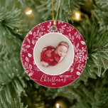 Baby's First Christmas Foto auf Cranberry Keramik Ornament<br><div class="desc">Ihr Lieblings-Foto auf weißen Blätter, Beeren und Punkten auf einem Cranberry-Hintergrund. TIPP: Hochauflösendes Foto in quadratischer Form. Dieser Weihnachtsschmuck ist ein unvergessliches Geschenk für Familie und Freunde oder kreieren Sie einfach für sich - auch für große Gastgeschenke! Doppelseitig - fügen Sie alle Informationen auf der Rückseite - wir zeigen Informationen...</div>