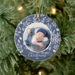 Baby's First Christmas Foto Blue Keramik Ornament<br><div class="desc">Ihr Lieblings-Foto auf weißen Blätter, Beeren und Punkten auf blauem Hintergrund rund um Weihnachtsbaumschmuck. TIPP: Hochauflösendes Foto in quadratischer Form. Ornamente machen unvergessliche Geschenke für Familie und Freunde oder kreieren für sich selbst. Doppelseitig mit Informationen zur Geburtsankündigung auf der Rückseite oder jedem Text, den Sie wählen. MEHR Farben in unserem...</div>