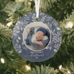 Baby's First Christmas Foto Blue Ornament Aus Glas<br><div class="desc">Runde Glas Weihnachtsbaumschmuck zeigt das Foto Ihres Babys,  umgeben von weißen Blätter,  Beeren und Punkten auf blauem Hintergrund. TIPP: Laden Sie ein hochauflösendes Foto hoch,  das das Baby in der Mitte beherbergt. Ornamente machen unvergessliche Geschenke für Familie und Freunde oder kreieren für sich selbst. MEHR Farben in unserem Geschäft.</div>