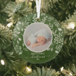 Baby's First Christmas Foto Green Ornament Aus Glas<br><div class="desc">Runde Glas Weihnachtsbaumschmuck zeigt das Foto Ihres Babys,  umgeben von weißen Blätter,  Beeren und Punkten auf grünem Hintergrund. TIPP: Laden Sie ein hochauflösendes Foto hoch,  das das Baby in der Mitte beherbergt. Ornamente machen unvergessliche Geschenke für Familie und Freunde oder kreieren für sich selbst. MEHR Farben in unserem Geschäft.</div>
