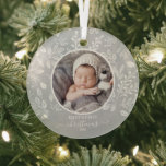 Baby's First Christmas Foto Pewter Ornament Aus Glas<br><div class="desc">Runde Glas Weihnachtsbaumschmuck zeigt das Foto Ihres Babys, umgeben von weißen Blätter, Beeren und Punkten auf einem zinngrauen Hintergrund. TIPP: Laden Sie ein hochauflösendes Foto hoch, das das Baby in der Mitte beherbergt. Ornamente machen unvergessliche Geschenke für Familie und Freunde oder kreieren für sich selbst. MEHR Farben in unserem Geschäft....</div>