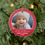 Baby's First Christmas Foto Polka Dot Calligraphie Keramik Ornament<br><div class="desc">Perfektes Geschenk für ein frisch Verheiratetes Paar oder ein Neugeborenes. Passen Sie sich mit Ihrem Foto an. Wenn Sie das Foto oder den Typ anpassen möchten,  klicken Sie auf die Schaltfläche DIESE ANPASSEN.</div>