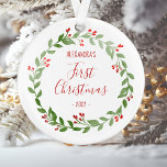 Baby's First Christmas Foto Wreath Red Text Ornament<br><div class="desc">Dieses Design zeigt einen Weihnachtskranz in Aquarellen,  der den Namen Ihres Babys,  "Erste Weihnachten",  umgibt und das Jahr in skurrilen roten Schriftart und handgeschriebenen Schriften. Passen Sie die Rückseite mit einem Lieblings-Foto Ihres Babys an,  umgeben von demselben Kranz.</div>