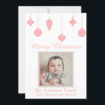 Baby's First Christmas Girl Pink Green Feiertagskarte<br><div class="desc">Diese Karte ist perfekt,  um Ihrem Baby das erste Weihnachtsfest zu verkünden! Diese Karte ist in einem Retro-Design mit rosa und grünen Ornamenten auf weißem Hintergrund gestaltet und zeigt Ihr Foto in der Familie. Personalisieren Sie mit Ihrer eigenen Begrüßung und Unterschrift,  um eine vollständig benutzerdefinierte Karte zu erstellen!</div>