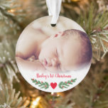 Baby's First Christmas Holly Branch Berries Foto Ornament<br><div class="desc">Dieses süße Design bietet heilige Äste und Beeren mit Platz für ein Foto zum Gedenken an die 1. Weihnachtszeit des Babys! Die Kollektion der Koordinationsprodukte ist in unserem Shop, zazzle.com/store/doodlelulu, erhältlich. Kontaktieren Sie uns, wenn Sie dieses Design für ein bestimmtes Produkt verwenden möchten, um Ihr eigenes, einzigartiges Passwort zu erstellen!...</div>