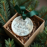 Baby's First Christmas Individuelle Name Foto Keep Ornament<br><div class="desc">Spezielle Sake-Ornament zum Gedenken an die erste Weihnachtszeit des Babys. Das Design zeichnet sich durch ein schlichtes minimales Design aus. "Baby's First Christmas" wird in elegantem Drehbuch und Serifentext mit einem Foto im Hintergrund mit einem durchsichtigen Overlay dargestellt. Personalisieren Sie mit dem Namen des Babys und dem Jahr. Auf der...</div>