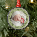 Baby's First Christmas Keepake Foto Ornament Aus Metall<br><div class="desc">Das erste Weihnachtsgebäck des modernen Keepake-Babys personalisieren Verzierungen in Bogenbriefen und Line Art von Schneeflocken,  die mit Ihrem Lieblingslied ein festliches Grün überragen.</div>