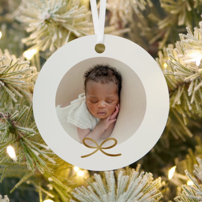 Baby's First Christmas Minimal Gold Bow Foto Ornament Aus Metall (InSitu)