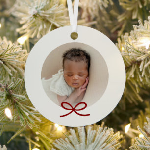 Baby's First Christmas Minimal Red Bow Foto Ornament Aus Metall