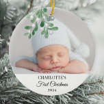 Baby's First Christmas Mistletoe Foto Keramik Ornament<br><div class="desc">Dieses niedliche Baby's First Christmas Ornament ist mit Aquarellmalerei geschmückt. Einfache Anpassung an Foto, Namen und Jahr Ihres Babys. Ändern Sie mithilfe des Entwurfstools die Textgröße, den Stil oder die Farbe. Weil wir unsere Kunstwerke erstellen, werden Sie dieses exakte Bild von anderen Designern nicht finden. Original Wasserfarbe © Michele Davies....</div>