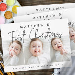 Baby's First Christmas Modern Simple Three Foto Feiertagspostkarte<br><div class="desc">Design an der Vorderseite besteht aus spielerischer,  kursiver Typografie von "First Christmas". Fügen Sie Ihrem neuen Foto individuelle Babynamen hinzu und fügen Sie Babys und Familiennamen hinzu. Dieses Design ist modern,  elegant,  spielerisch und lustig.</div>