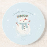 Baby's First Christmas Niedlich Snowman and Snowfl Getränkeuntersetzer<br><div class="desc">Hey! ☕ Set Sie Ihre Tasse auf diesem bezaubernden Untersetzer-Design, mit einem hübschen handbemalten Aquarellschneemann, der spielerisch von wirbelnden Schneeflocken umgeben ist. Außerdem gibt es einen besonderen Platz, an dem Sie den Namen Ihres Babys hinzufügen können. Es ist der perfekte Sake für seine Anfängerfestsaison oder für jeden kleinen Kerl, der...</div>