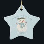 Baby's First Christmas Niedlich Snowman and Snowfl Keramik Ornament<br><div class="desc">🎄 Karo aus unserem herzerwärmenden Weihnachtsschmuck-Design, das einen handbemalten Aquarellschneemann inmitten eines Tanzes sanfter Schneeflocken wunderbar hervorhebt. Es gibt einen gemütlichen Koch, in dem Sie sich mit dem Namen Ihres Babyjungen personalisieren und ein geliebtes Foto vorstellen können. Es ist das quintessenzielle Memento für die erste festliche Saison Ihres Kleinen oder...</div>