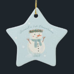 Baby's First Christmas Niedlich Snowman and Snowfl Keramik Ornament<br><div class="desc">🎄 Karo aus unserem herzerwärmenden Weihnachtsschmuck-Design, das einen handbemalten Aquarellschneemann inmitten eines Tanzes sanfter Schneeflocken wunderbar hervorhebt. Es gibt einen gemütlichen Koch, in dem Sie sich mit dem Namen Ihres Babyjungen personalisieren und ein geliebtes Foto vorstellen können. Es ist das quintessenzielle Memento für die erste festliche Saison Ihres Kleinen oder...</div>