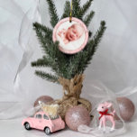Baby's First Christmas Pink Gold Glitzer Keramik Ornament<br><div class="desc">Die erste Weihnachtsschmuck des Babys mit persönlichem Foto und Text. Das Ornament hat ein Foto vorne und einen Text hinten. Hat sehr niedliche Imitate Glitzer und Aquarell Hintergrund. Wird wirklich niedlich auf Ihrem Weihnachtsbaum aussehen und macht ein perfektes Geschenk für die Großeltern.</div>
