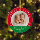 Baby's First Christmas Red and Green Dots Keramik Ornament<br><div class="desc">Erinnern Sie sich an das erste Weihnachtsfest Ihres Babys mit diesem klassischen roten und grünen Ornament. Personalisieren Sie Ihre Daten mit einem Foto,  einem Namen und dem Jahr.</div>
