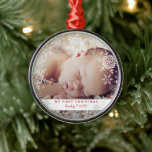 Baby's First Christmas Snowflakes Red Silver Metal Ornament Aus Metall<br><div class="desc">Dieses süße Sake-Design mit weißen und silbernen Glitzer-Schneeflocken mit Platz für ein Foto zum Gedenken an die 1. Weihnachtsfeier des Babys! Die Kollektion der Koordinationsprodukte ist in unserem Shop, zazzle.com/store/doodlelulu, erhältlich. Kontaktieren Sie uns, wenn Sie dieses Design für ein bestimmtes Produkt verwenden möchten, um Ihr eigenes, einzigartiges Passwort zu erstellen!...</div>
