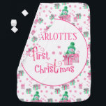 Baby's First Christmas Snowman w. Geschenke Rosa W Babydecke<br><div class="desc">Niedliche Babydecke, um für das erste Weihnachtsfest des Babys zu personalisieren. Das festliche Winterdesign besticht durch einen Schneemann mit schön eingewickelten Geschenken und niedlichen Schriftzeichen mit Zuckerrohr. Die Vorlage ist für Sie bereit, um den Namen des Babys hinzuzufügen, und die Farbpalette ist in Rosa und Grün auf einem weißen Hintergrund....</div>