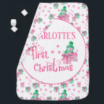 Baby's First Christmas Snowman w. Geschenke Rosa W Babydecke<br><div class="desc">Niedliche Babydecke, um für das erste Weihnachtsfest des Babys zu personalisieren. Das festliche Winterdesign besticht durch einen Schneemann mit schön eingewickelten Geschenken und niedlichen Schriftzeichen mit Zuckerrohr. Die Vorlage ist für Sie bereit, um den Namen des Babys hinzuzufügen, und die Farbpalette ist in Rosa und Grün auf einem weißen Hintergrund....</div>