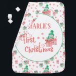 Baby's First Christmas Snowman w. Geschenke Rot Gr Babydecke<br><div class="desc">Niedliche Babydecke, um für das erste Weihnachtsfest des Babys zu personalisieren. Das festliche Winterdesign besticht durch einen Schneemann mit schön eingewickelten Geschenken und niedlichen Schriftzeichen mit Zuckerrohr. Die Vorlage ist für Sie bereit, den Namen des Babys hinzuzufügen, und die Farbpalette ist rot und grün auf einem weißen Hintergrund. Das Hintergrundmuster...</div>