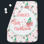Baby's First Christmas Snowman w. Geschenke Rot Gr Babydecke<br><div class="desc">Niedliche Babydecke, um für das erste Weihnachtsfest des Babys zu personalisieren. Das festliche Winterdesign besticht durch einen Schneemann mit schön eingewickelten Geschenken und niedlichen Schriftzeichen mit Zuckerrohr. Die Vorlage ist für Sie bereit, den Namen des Babys hinzuzufügen, und die Farbpalette ist rot und grün auf einem weißen Hintergrund. Das Hintergrundmuster...</div>