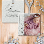 Baby's First Christmas Vertical Foto Snowflake Ce Keramikornament<br><div class="desc">Das erste Weihnachtsgeschmack des Babys mit senkrechten Fotos, eleganter Kalligraphie und zartem, weißem Schneeflocken auf einem silbergrauen Rand. Die Fotovorlage steht Ihnen zur Verfügung, um Ihr Foto, den Namen des Babys, das Jahr und Ihren eigenen Text auf der Rückseite hinzuzufügen. Mit Ausnahme des handgeschriebenen Textes, der für Baby's, First and...</div>