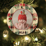 Baby's First Christmas Vintag Worn Kariertes Foto Keramik Ornament<br><div class="desc">Babys erste Weihnachten Vintagen Kariertes Foto getragen. Dieses rot-grüne Vintage abgenutzte karierte Ornament ist ein klassischer Sake für das erste Weihnachtsfest Ihres Babys. Mit einem gemütlichen, nostalgischen Design präsentiert es das Foto Ihres Babys und personalisierte Geburtsdetails wie Name, Geburtsdatum, Gewicht und Länge auf der Rückseite. Das abgenutzte karierte Muster verleiht...</div>