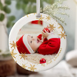 Babys First Christmas White Gold Snowflakes Foto Keramik Ornament<br><div class="desc">Personalisiertes Foto für die erste Weihnachtszeit des Kindes. Die Vorlage ist für das Hinzufügen eines eigenen Fotos bereit, das mit einem weißen Rahmen gerahmt wird. Es ist mit Goldschneeflocken und den Worten "Meine ersten Weihnachten" in niedlicher Schrift geschmückt. Die Rückseite des Ornaments ist weiß mit goldenen Schneeflocken und Ihrer eigenen...</div>