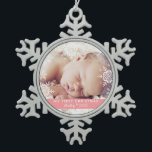 Baby's First Christmas White Silver Glitzer Pink Schneeflocken Zinn-Ornament<br><div class="desc">Dieses süße Ornament-Design bietet graue und silberne Schneeflocken mit Platz für ein Foto zum Gedenken an die 1. Weihnachtszeit des Babys! Die Kollektion der Koordinationsprodukte ist in unserem Shop, zazzle.com/doodlelulu*, erhältlich. Kontaktieren Sie uns, wenn Sie dieses Design für ein bestimmtes Produkt verwenden möchten, um Ihr eigenes, einzigartiges Match zu erstellen!...</div>