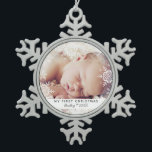 Baby's First Christmas White Silver Glitzer Schneeflocken Zinn-Ornament<br><div class="desc">Dieses süße Ornament-Design bietet graue und silberne Schneeflocken mit Platz für ein Foto zum Gedenken an die 1. Weihnachtszeit des Babys! Die Kollektion der Koordinationsprodukte ist in unserem Shop, zazzle.com/doodlelulu*, erhältlich. Kontaktieren Sie uns, wenn Sie dieses Design für ein bestimmtes Produkt verwenden möchten, um Ihr eigenes, einzigartiges Match zu erstellen!...</div>