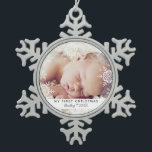 Baby's First Christmas White Silver Glitzer Schneeflocken Zinn-Ornament<br><div class="desc">Dieses süße Ornament-Design bietet graue und silberne Schneeflocken mit Platz für ein Foto zum Gedenken an die 1. Weihnachtszeit des Babys! Die Kollektion der Koordinationsprodukte ist in unserem Shop, zazzle.com/doodlelulu*, erhältlich. Kontaktieren Sie uns, wenn Sie dieses Design für ein bestimmtes Produkt verwenden möchten, um Ihr eigenes, einzigartiges Match zu erstellen!...</div>
