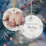 Baby's First Christmas White Silver Snowflakes Keramik Ornament<br><div class="desc">Dieses süße Design bietet graue und silberne Schneeflocken mit Platz für ein Foto zum Gedenken an die 1. Weihnachtszeit des Babys! Die Kollektion der Koordinationsprodukte ist in unserem Shop, zazzle.com/store/doodlelulu, erhältlich. Kontaktieren Sie uns, wenn Sie dieses Design für ein bestimmtes Produkt verwenden möchten, um Ihr eigenes, einzigartiges Passwort zu erstellen!...</div>