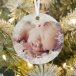 Baby's First Christmas White Silver Snowflakes Orn Ornament Aus Metall<br><div class="desc">Dieses süße Design bietet graue und silberne Schneeflocken mit Platz für ein Foto zum Gedenken an die 1. Weihnachtszeit des Babys! Die Kollektion der Koordinationsprodukte ist in unserem Shop, zazzle.com/store/doodlelulu, erhältlich. Kontaktieren Sie uns, wenn Sie dieses Design für ein bestimmtes Produkt verwenden möchten, um Ihr eigenes, einzigartiges Passwort zu erstellen!...</div>