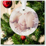 Baby's First Christmas White Silver Snowflakes Ornament<br><div class="desc">Dieses süße Design bietet graue und silberne Schneeflocken mit Platz für ein Foto zum Gedenken an die 1. Weihnachtszeit des Babys! Die Kollektion der Koordinationsprodukte ist in unserem Shop, zazzle.com/doodlelulu*, erhältlich. Kontaktieren Sie uns, wenn Sie dieses Design für ein bestimmtes Produkt verwenden möchten, um Ihr eigenes, einzigartiges Passwort zu erstellen!...</div>