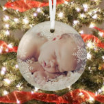 Baby's First Christmas White Silver Snowflakes Ornament Aus Glas<br><div class="desc">Dieses süße Design bietet graue und silberne Schneeflocken mit Platz für ein Foto zum Gedenken an die 1. Weihnachtszeit des Babys! Die Kollektion der Koordinationsprodukte ist in unserem Shop, zazzle.com/doodlelulu*, erhältlich. Kontaktieren Sie uns, wenn Sie dieses Design für ein bestimmtes Produkt verwenden möchten, um Ihr eigenes, einzigartiges Passwort zu erstellen!...</div>
