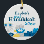 Baby's First Hanukkah Foto Ornament<br><div class="desc">Der perfekte Weg, um ein neues Paket von Freude zu erinnern, den ersten Urlaub! Das Farbschema ist Gold, Silber und Blues. Der Text liest derzeit "NAME's First Hanukkah" mit dem zusätzlichen Text für die Anpassung der Namen und Jahr, ist es ein großartiges Geschenk für die Familie. Vergessen Sie nicht, sowohl...</div>